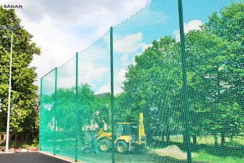 Sznurkowe ogrodzenie na boisko szkolne i obiekty sportowe